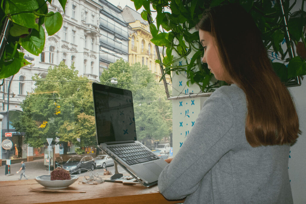 Jak wybrać podstawkę pod laptopa?