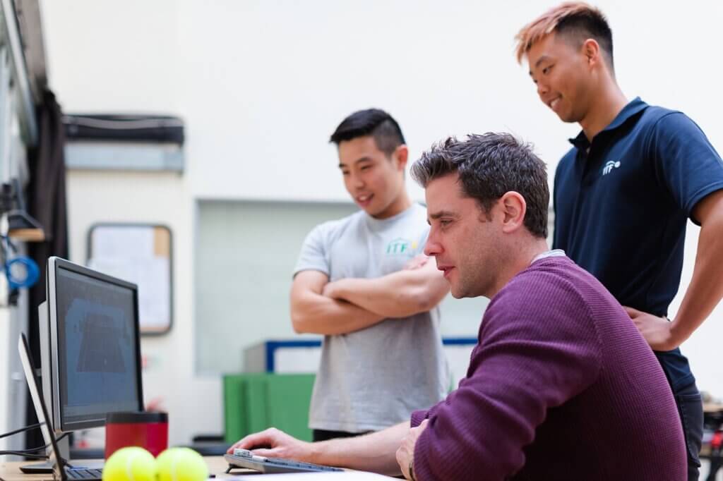 Desarrolladores, ingenieros de software y técnicos